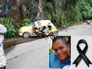 El conductor Francisco Luis Vélez Restrepo falleció en este lugar luego del deslizamiento de rocas que cayeron sobre su vehículo. FOTOS Cortesía Bomberos de Salgar