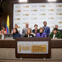 Congresistas declarados en independencia al Gobierno durante la radicación de su propuesta de reforma. FOTO COLPRENSA