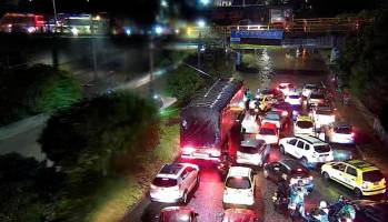 Una de las zonas donde se presentaron inundaciones este lunes fue la avenida Paralela, a la altura del puente Medellín-Bogotá. FOTO Cortesía