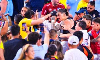 La Conmebol abrió investigación disciplinaria contra once jugadores y un directivo de la delegación uruguaya por los disturbios en la tribuna del estadio de Charlotte. FOTO PANTALLAZO 