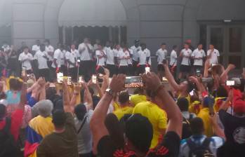 Desde muy temprano los hinchas colombianos llegaron a las afueras del hotel de concentración de la Selección para hacer el famoso banderazo. FOTO JUAN ANTONIO SÁNCHEZ 