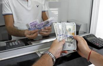 La moneda estadounidense tocó un máximo de $4.040 y mínimos de $4.010,78. FOTO: Colprensa.