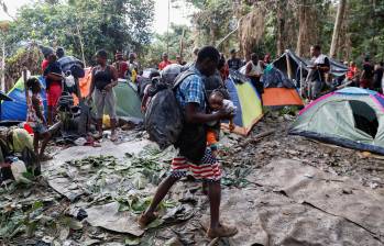 Los migrantes que pasan por el Tapón del Darién deben atravesar selva y ríos para llegar a la frontera con Panamá y continuar su recorrido hacia los Estados Unidos. FOTO: Manuel Saldarriaga Quintero