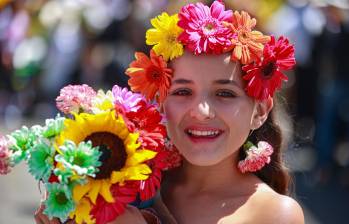 El desfile estuvo acompañado por grupos musicales y comparsas que llenaron de ritmo y alegría las calles de Santa Elena. Foto: Manuel Saldarriaga Quintero.