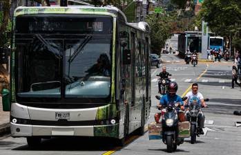 Los conductores del Metroplús amenazan con parar el servicio en la carrera 45 por la falta de controles a infractores. FOTO: Manuel Saldarriaga Quintero