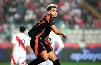 Néstor Lorenzo sorprendió desde el arranque al dejar en el banco a James Rodríguez, el jugador que había sido clave en la Copa América. Foto: GETTY