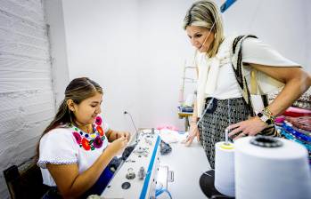 La reina conoció la experiencia de un emprendedor del sector textil que sacó adelante su negocio gracias a que pudo acceder a un crédito. FOTO: GETTY