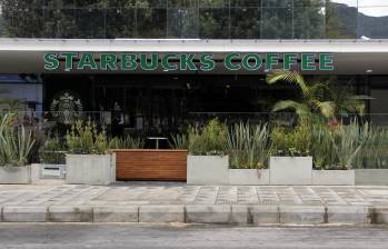 Starbucks ya cuenta con 25 tiendas certificadas bajo el programa Greener Store, cuyo objetivo es reducir las emisiones globales de carbono, el uso de agua y los residuos enviados a vertederos en un 50% para 2030. Fotos Colprensa 