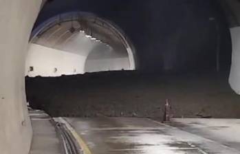 Imagen del túnel completamente cubierto en la vía por el alud de tierra que cayó. FOTO: INVIAS