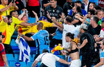 Hinchas de Colombia y jugadores de la Selección de Uruguay se enfrentaron en el Bank of America Stadium durante la Copa América 2024. Foto: Getty Images