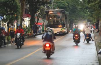 La problemática de la invasión del carril exclusivo del metroplús en la 45 se ha vuelto un riesgo para la seguridad de los conductores de los buses que transitan por este corredor. FOTO: ESNEYDER GUTIÉRREZ CARDONA