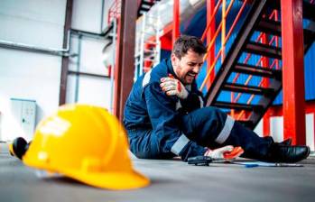 Persona teniendo un accidente en jornada laboral. Foto: Shutterstock