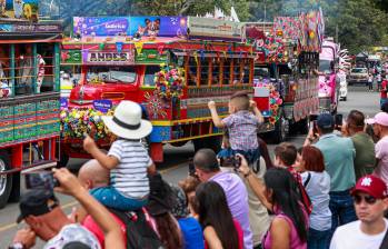 El Desfile de Chivas y Flores, se tomo la carrera 70 de Belén, en el Aeroparque Juan Pablo II, donde más de 50 chivas recorrieron las calles llenas de música, flores y color. Foto: Manuel Saldarriaga Quintero.