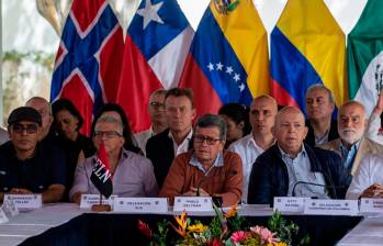 La guerrilla le ha pedido al Gobierno que los excluya de la lista de Grupos Armados Organizados (GAO). “Eso permitiría retomar conversaciones para examinar la crisis”, dijo Antonio García, jefe guerrillero. FOTO AFP