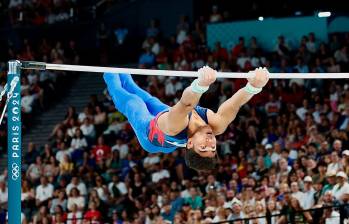 Este es uno de los momentos del colombiano Ángel Barajas en el desarrollo de la final de barra fija donde ganó medalla de plata. FOTO COC