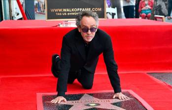 A sus 66 años, el famoso director de cine, recibió su estrella de la fama en Hollywood en una tienda de artículos de Halloween. FOTO: Getty