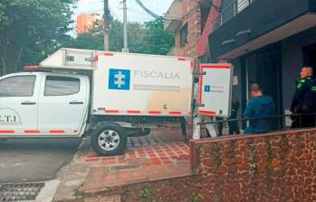 Agentes de la Fiscalía durante el levantamiento del cuerpo de un extranjero en el barrio Boston de Medellín. FOTO: Alejandra Morales Ríos