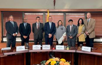 Entre otras, Cepeda (centro) se reunió con la fiscal Camargo (a su derecha), el presidente del Consejo de Estado, Milton Chaves; el presidente de la Corte Suprema de Justicia, Gerson Chaverra, y el magistrado Jorge Enrique Ibáñez, de la Corte Constitucional. FOTO: CORTESÍA