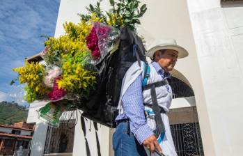 Su equipo conformado por su esposa y el acólito de la parroquia que le creó la cuenta en redes y le graba sus publicaciones, es un apoyo diario y fundamental en el proceso. Foto: Esneyder Gutiérrez 