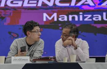 El presidente Petro y Daniel Rojas, ministro de Educación, en el lanzamiento en Manizales, en el que también participó el ministro de las TIC, Mauricio Lizcano. Foto: Presidencia 