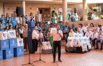 El alcalde de Medellín, Federico Gutiérrez anunció con entusiasmo la recolección de $105 millones en menos de 24 horas de lanzarse el programa “Medellín Cero Hambre” FOTO: Alcaldía de Medellín