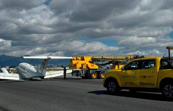 La aeronave de matrícula norteamericana quedó en medio de la pista 1- 4 izquierda del aeropuerto internacional El Dorado. FOTO: Tomada de X