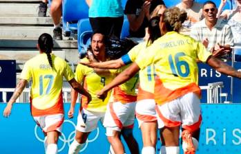 Colombia celebra el tanto de Mayra Ramírez con el que se fue adelante en el marcador ante España. FOTO TOMADA @FIFAWWC