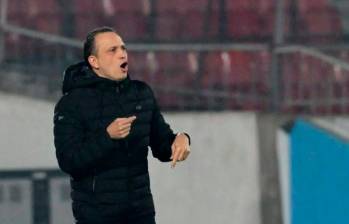 El técnico Alejandro Restrepo se mostró muy activo durante su primer partido al frente del DIM. FOTO AFP