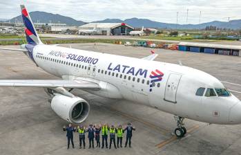 En su pilar de Valor Compartido se encuentra su Avión Solidario, con el que busca que la conectividad aérea sirva de puente para acercar a organizaciones sociales que trabajan en salud, medio ambiente y atención de catástrofes naturales con las comunidades que las necesitan. Foto: Cortesía