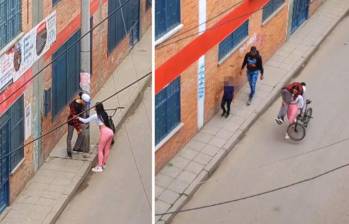 Una mujer se echó al hombro a su novio en plena calle. Foto: captura de pantalla 