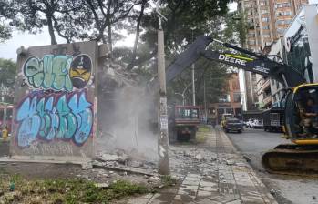 Demolición de antiguo baño público que era utilizado para venta y consumo de estupefacientes. FOTO: Cortesía