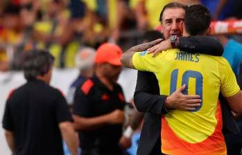 El abrazo entre Lorenzo y James es muestra de la unión que hay en esta Selección. FOTO AFP