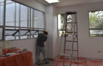 Obrero trabajando en uno de los edificios de Metrosalud. FOTO: Cortesía