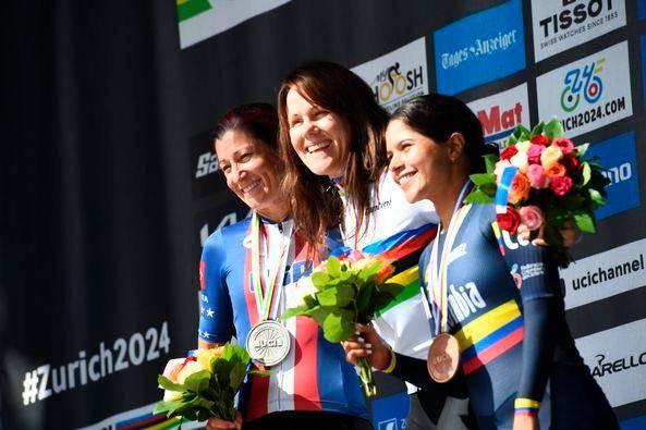 La deportista colombiana se colgó la presea de bronce. Esta es la segunda medalla que consigue este año. En marzo se puso la de bronce en la prueba del scratch en el Mundial de Pista que se realizó en Brasil. FOTO: CORTESÍA @UCIParacycling