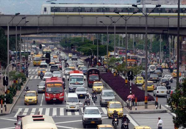 La medida pretende generar un alivio a la congestión vehicular y a la mala calidad del aire. <b>FOTO ROBINSON SÁENZ</b>