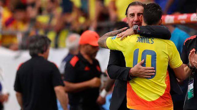 El abrazo entre Lorenzo y James es muestra de la unión que hay en esta Selección. FOTO AFP