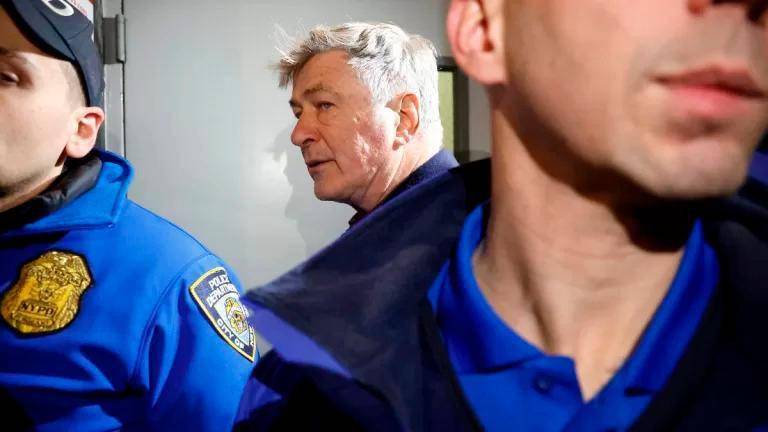 <span class="mln_uppercase_mln">Baldwin,</span><b><span class="mln_uppercase_mln"> de 66 años, podría enfrentar hasta 18 meses de cárcel de ser hallado culpable. FOTO: GETTY</span></b>