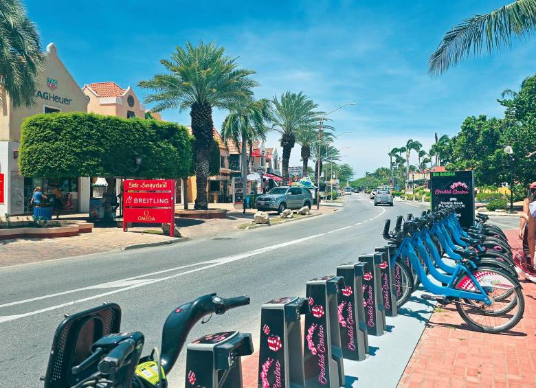 En Aruba hay una fuerte apuesta por el uso del transporte en bicicleta y patineta, además del uso de vehículos eléctricos.