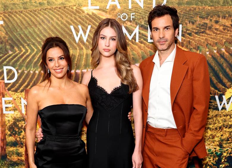 Eva Longoria con Victoria Bazúa y Santiago Cabrera, en el estreno de Tierra de mujeres. FOTO Getty