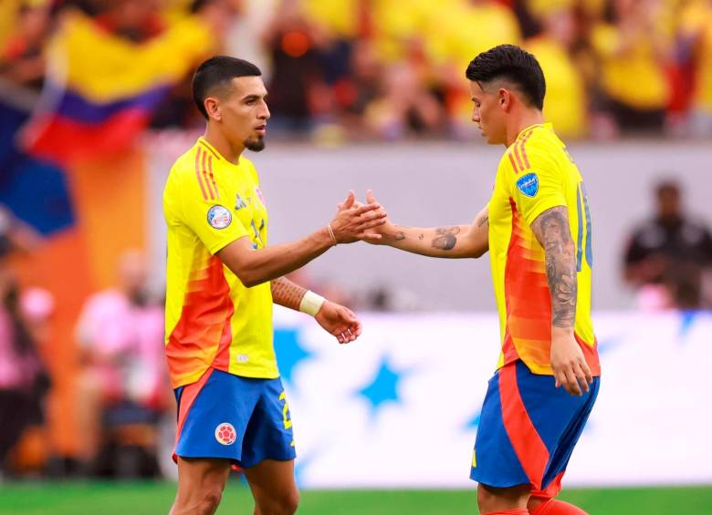 James Rodríguez y Daiel Muñoz en el juego contra Paraguay. FOTO: Tomada del X de @fifaworldcup_es