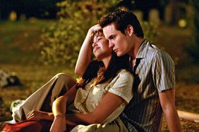 A WALK TO REMEMBER, Mandy Moore, Shane West, 2002(c) Warner Brothers/courtesy Everett Collection.