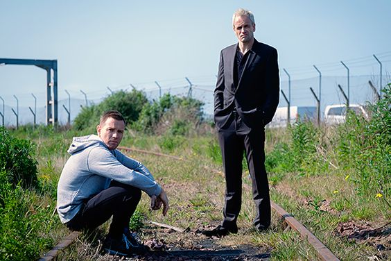 ALL CROPS: Ewan McGregor as Mark Renton and Jonny Lee Miller as Simon on railway tracks in TriStar Pictures&rsquo; T2: TRAINSPOTTING CR: Jaap Buitendijk