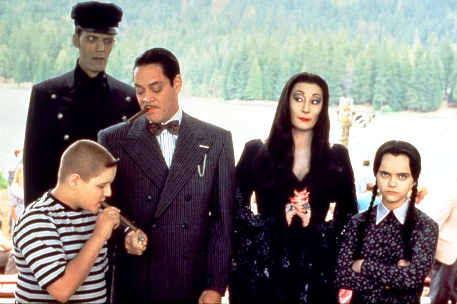 Carel Struycken, Jimmy Workman, Raul Julia, Anjelica Huston, and Christina Ricci in 'Addams Family Values'
