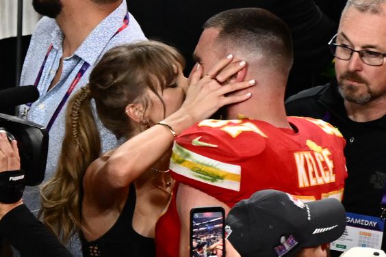 Taylor Swift kisses Kansas City Chiefs' tight end #87 Travis Kelce