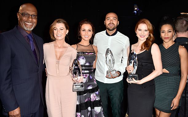 Jesse Williams With James Pickens Jr., Ellen Pompeo, Kelly McCreary, Sarah Drew, and Camilla Luddington at the 41st Annual People's Choice Awards on January 7, 2015