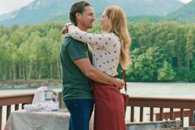 Virgin River. (L to R) Martin Henderson as Jack Sheridan, Alexandra Breckenridge as Mel Monroe in episode 404 of Virgin River. Cr. Courtesy Of Netflix © 2022