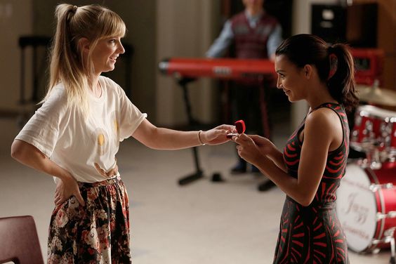 Santana (Naya Rivera, R) proposes to Brittany (Heather Morris, L) in the "Jagged Little Tapestry" episode of GLEE