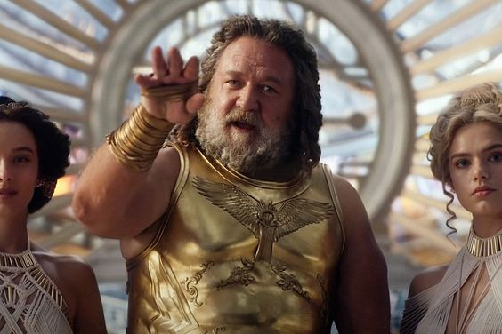 THOR: LOVE AND THUNDER, Russell Crowe as Zeus (center), 2022. ÃÂ© Walt Disney Studios Motion Pictures