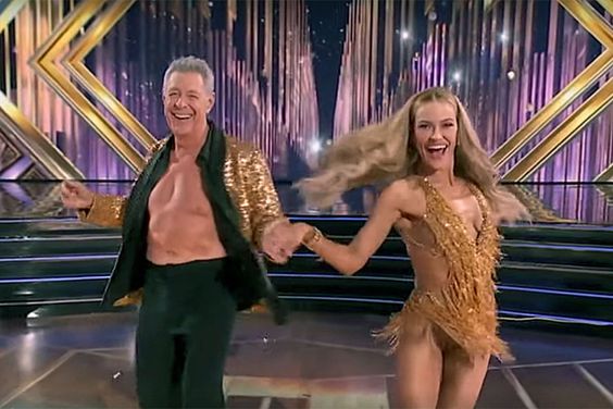 Barry Williams returns to DWTS for a shirtless dance