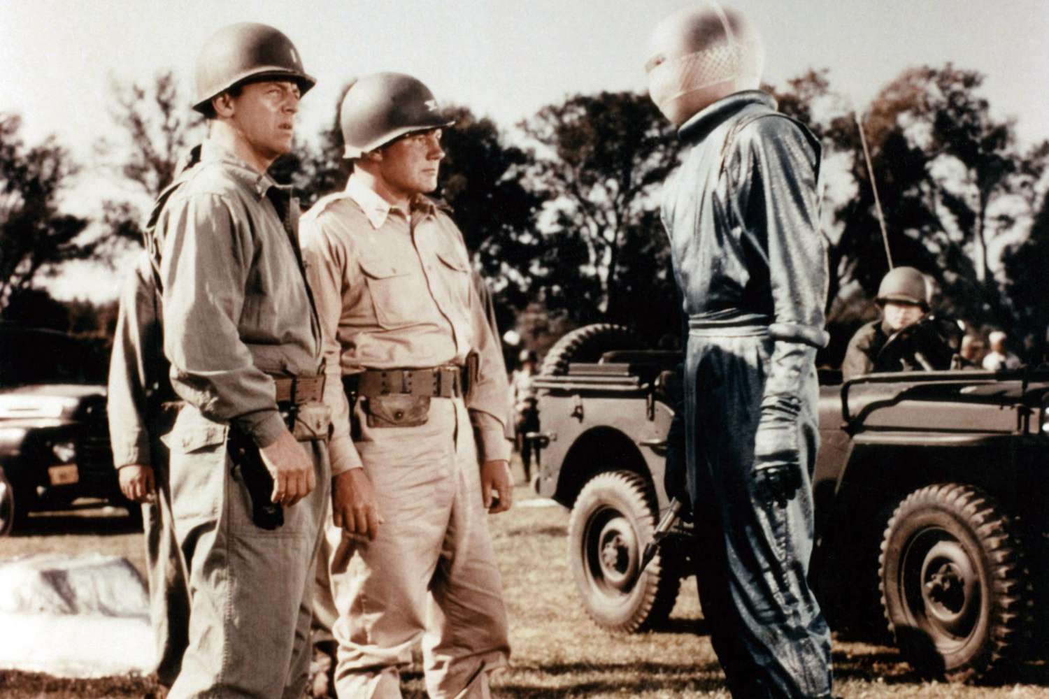 THE DAY THE EARTH STOOD STILL, Harry Lauter (left), Michael Rennie (in space suit), 1951, TM & Copyr